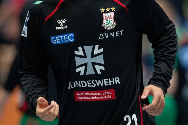 30.07.2025, xtgx, Handball, Testspiel, SC Magdeburg - Fredericia Handboldklub v.l. SC Magdeburg wirbt auf den Aufwärmtrikots für die Bundeswehr. Symbolfoto, Symbolbild, Werbung, Sponsor, Bundeswehr, Armee, Militär Ilsenburg