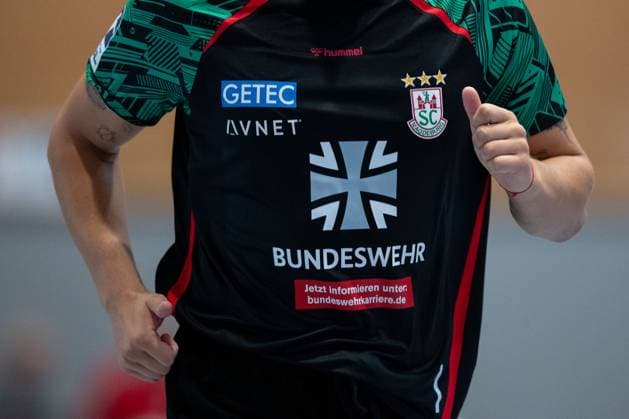 30.07.2025, xtgx, Handball, Testspiel, SC Magdeburg - Fredericia Handboldklub v.l. SC Magdeburg wirbt auf den Aufwärmtrikots für die Bundeswehr. Symbolfoto, Symbolbild, Werbung, Sponsor, Bundeswehr, Armee, Militär Ilsenburg
