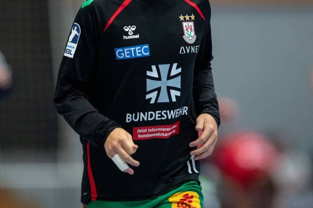 30.07.2025, xtgx, Handball, Testspiel, SC Magdeburg - Fredericia Handboldklub v.l. SC Magdeburg wirbt auf den Aufwärmtrikots für die Bundeswehr. Symbolfoto, Symbolbild, Werbung, Sponsor, Bundeswehr, Armee, Militär Ilsenburg