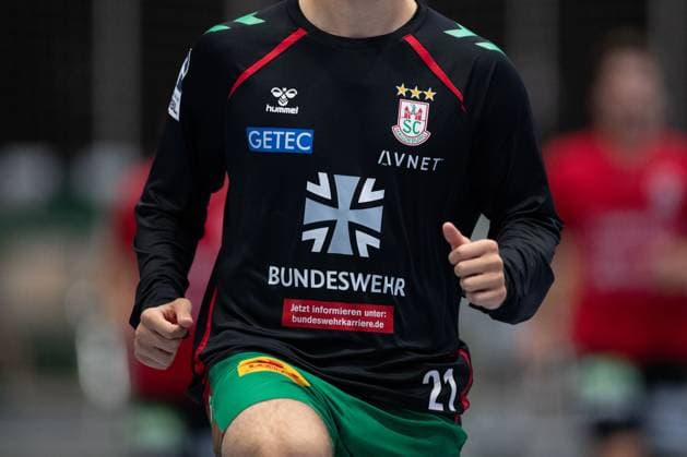 30.07.2025, xtgx, Handball, Testspiel, SC Magdeburg - Fredericia Handboldklub v.l. SC Magdeburg wirbt auf den Aufwärmtrikots für die Bundeswehr. Symbolfoto, Symbolbild, Werbung, Sponsor, Bundeswehr, Armee, Militär Ilsenburg