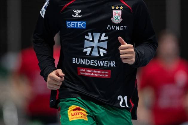 30.07.2025, xtgx, Handball, Testspiel, SC Magdeburg - Fredericia Handboldklub v.l. SC Magdeburg wirbt auf den Aufwärmtrikots für die Bundeswehr. Symbolfoto, Symbolbild, Werbung, Sponsor, Bundeswehr, Armee, Militär Ilsenburg