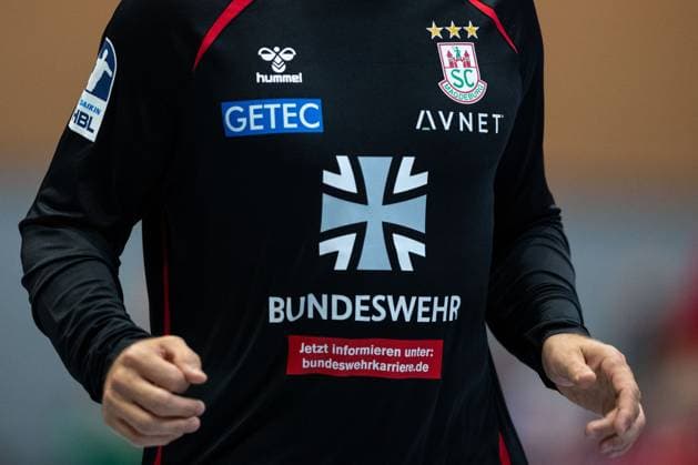 30.07.2025, xtgx, Handball, Testspiel, SC Magdeburg - Fredericia Handboldklub v.l. SC Magdeburg wirbt auf den Aufwärmtrikots für die Bundeswehr. Symbolfoto, Symbolbild, Werbung, Sponsor, Bundeswehr, Armee, Militär Ilsenburg