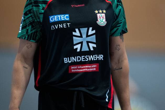 30.07.2025, xtgx, Handball, Testspiel, SC Magdeburg - Fredericia Handboldklub v.l. SC Magdeburg wirbt auf den Aufwärmtrikots für die Bundeswehr. Symbolfoto, Symbolbild, Werbung, Sponsor, Bundeswehr, Armee, Militär Ilsenburg