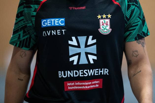 30.07.2025, xtgx, Handball, Testspiel, SC Magdeburg - Fredericia Handboldklub v.l. SC Magdeburg wirbt auf den Aufwärmtrikots für die Bundeswehr. Symbolfoto, Symbolbild, Werbung, Sponsor, Bundeswehr, Armee, Militär Ilsenburg