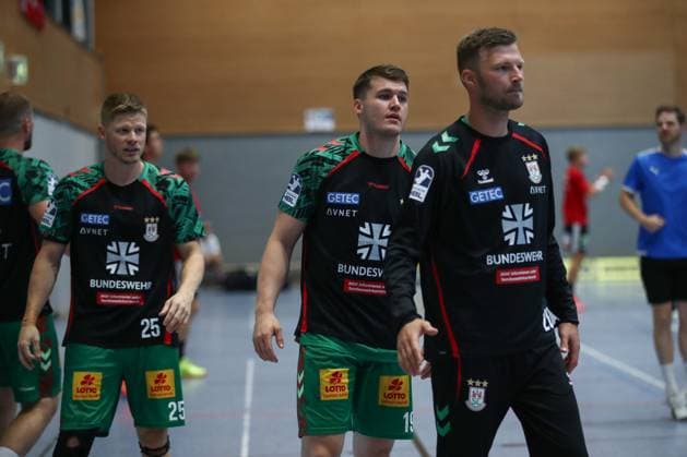 30.07.2025, xtgx, Handball, Testspiel, SC Magdeburg - Fredericia Handboldklub v.l. Sebastian Barthold (Magdebug, 25), Elvar Orn Jonsson (Magdeburg, 19), Philipp Weber (Magdeburg, 20) SC Magdeburg wirbt auf den Aufwärmtrikots für die Bundeswehr. Symbolfoto, Symbolbild, Werbung, Sponsor, Bundeswehr, Armee, Militär Ilsenburg