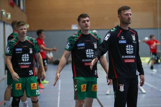 30.07.2025, xtgx, Handball, Testspiel, SC Magdeburg - Fredericia Handboldklub v.l. Sebastian Barthold (Magdebug, 25), Elvar Orn Jonsson (Magdeburg, 19), Philipp Weber (Magdeburg, 20) SC Magdeburg wirbt auf den Aufwärmtrikots für die Bundeswehr. Symbolfoto, Symbolbild, Werbung, Sponsor, Bundeswehr, Armee, Militär Ilsenburg
