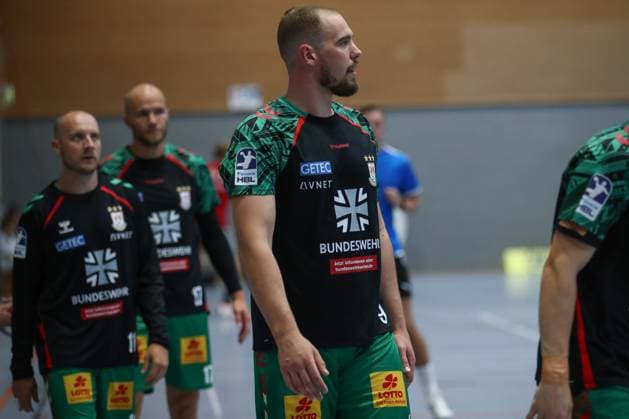 30.07.2025, xtgx, Handball, Testspiel, SC Magdeburg - Fredericia Handboldklub v.l. SC Magdeburg wirbt auf den Aufwärmtrikots für die Bundeswehr. Symbolfoto, Symbolbild, Werbung, Sponsor, Bundeswehr, Armee, Militär Ilsenburg