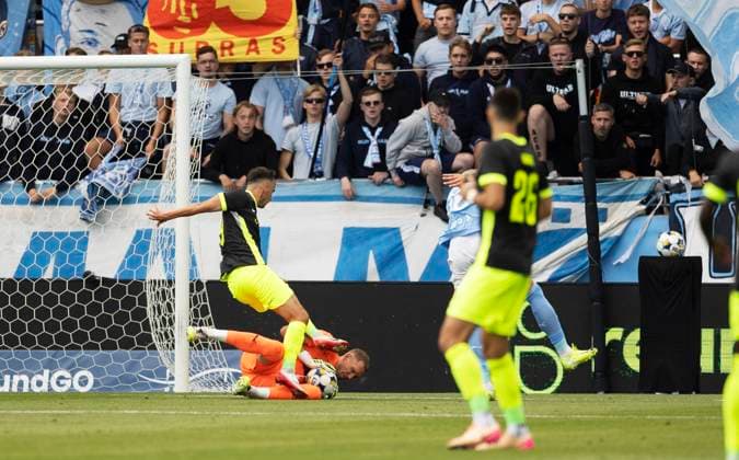 MALMÖ, SVERIGE 20250730 Malmö FF:s malvakt, Robin Olsen räddar när FC RFS:s DÄvis Ikaunieks anfaller under onsdagens fotbollsmatch, andra kvalomgangen till Champions League, mellan Sveriges Malmö FF och Lettlands RFS pa Eleda Stadion, nya Malmö stadion i Malmö 30 juli 2025. MALMÖ SVERIGE x10600x