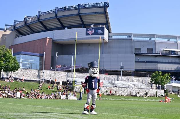 Jul 30, 2025; Foxborough, MA, USA; New England Patriots mascot Pat Patriot entertains fans before training camp at Gillette Stadium, in Foxborough, Massachusetts. CSM Foxborough USA - ZUMAc04_ 20250730_zma_c04_003 Copyright: xEricxCanhax