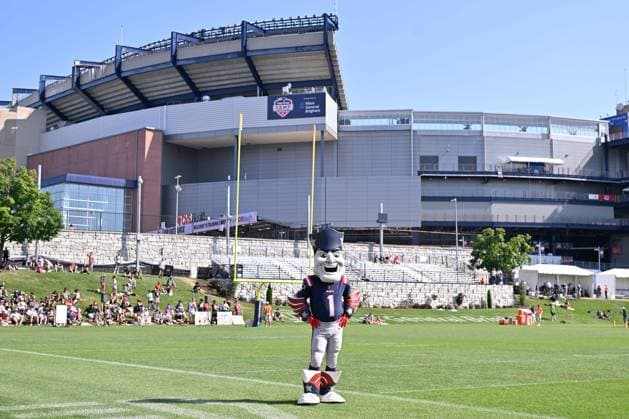 Jul 30, 2025; Foxborough, MA, USA; New England Patriots mascot Pat Patriot entertains fans before training camp at Gillette Stadium, in Foxborough, Massachusetts. CSM Foxborough USA - ZUMAc04_ 20250730_zma_c04_007 Copyright: xEricxCanhax