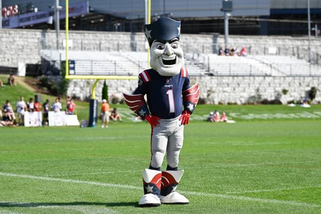 Jul 30, 2025; Foxborough, MA, USA; New England Patriots mascot Pat Patriot entertains fans before training camp at Gillette Stadium, in Foxborough, Massachusetts. CSM Foxborough USA - ZUMAc04_ 20250730_zma_c04_012 Copyright: xEricxCanhax