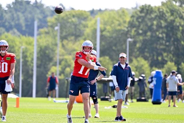 Jul 30, 2025; Foxborough, MA, USA; New England Patriots quarterback Ben Wooldridge (17) throws a pass with offensive coordinator Josh McDaniels watching in the background during training camp at Gillette Stadium, in Foxborough, Massachusetts. CSM Foxborough USA - ZUMAc04_ 20250730_zma_c04_026 Copyright: xEricxCanhax