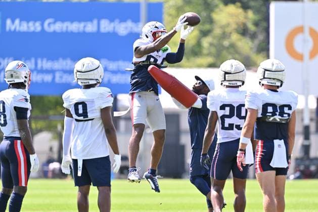 Jul 30, 2025; Foxborough, MA, USA; New England Patriots wide receiver Kendrick Bourne (84) works with coaching staff on a drill during training camp at Gillette Stadium, in Foxborough, Massachusetts. CSM Foxborough USA - ZUMAc04_ 20250730_zma_c04_031 Copyright: xEricxCanhax