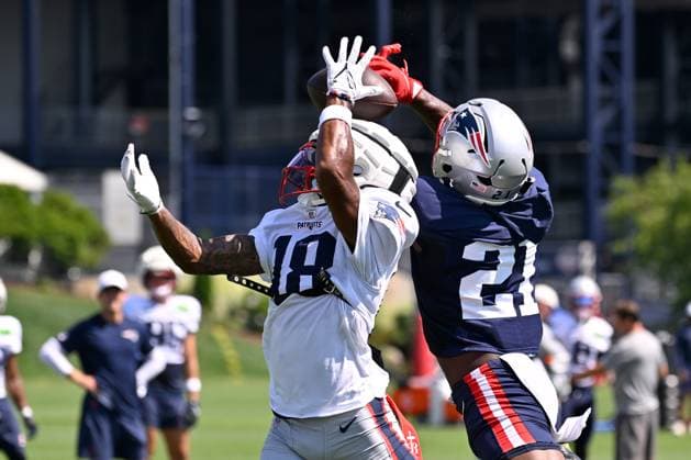 Jul 30, 2025; Foxborough, MA, USA; New England Patriots safety Jaylinn Hawkins (21) covers wide receiver Kyle Williams (18) during training camp at Gillette Stadium, in Foxborough, Massachusetts. CSM Foxborough USA - ZUMAc04_ 20250730_zma_c04_030 Copyright: xEricxCanhax