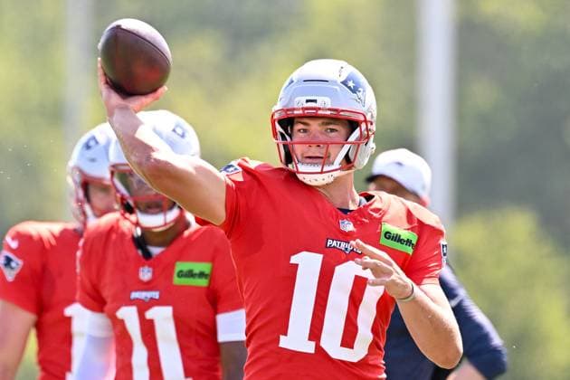 Jul 30, 2025; Foxborough, MA, USA; New England Patriots quarterback Drake Maye (10) throws a pass during training camp at Gillette Stadium, in Foxborough, Massachusetts. CSM Foxborough USA - ZUMAc04_ 20250730_zma_c04_039 Copyright: xEricxCanhax