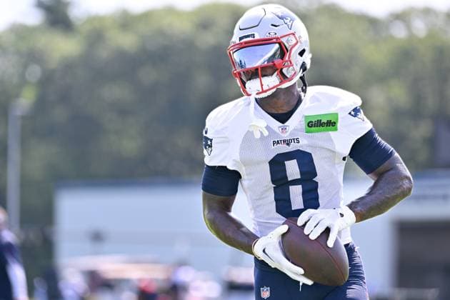 Jul 30, 2025; Foxborough, MA, USA; New England Patriots wide receiver Stefon Diggs (8) with the ball after making a catch during training camp at Gillette Stadium, in Foxborough, Massachusetts. CSM Foxborough USA - ZUMAc04_ 20250730_zma_c04_042 Copyright: xEricxCanhax