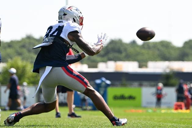 Jul 30, 2025; Foxborough, MA, USA; New England Patriots wide receiver Kendrick Bourne (84) makes a catch during training camp at Gillette Stadium, in Foxborough, Massachusetts. CSM Foxborough USA - ZUMAc04_ 20250730_zma_c04_043 Copyright: xEricxCanhax