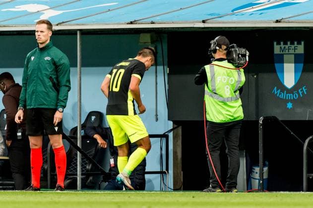 250730 Janis Ikaunieks of FK RFS leaves the pitch after receiving a red card during the UEFA Champions League qualifier football match between Malmö FF and FK RFS on July 30, 2025 in Malmö. Photo: Christian Örnberg BILDBYRAN COP 166 CO0596 fotboll football soccer fotball uefa champions league qualifier champions league malmö ff fk rfs bbeng depp Copyright: CHRISTIANxÖRNBERG BB250730CO048
