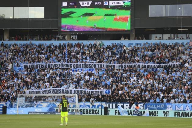 MALMÖ, SVERIGE 20250730 Malmös supportrar protesterar under onsdagens fotbollsmatch, andra kvalomgangen till Champions League, mellan Sveriges Malmö FF och Lettlands RFS pa Eleda Stadion, Nya Malmö Stadion, i Malmö, Sverige, 30 juli 2025. MALMÖ SVERIGE x10600x