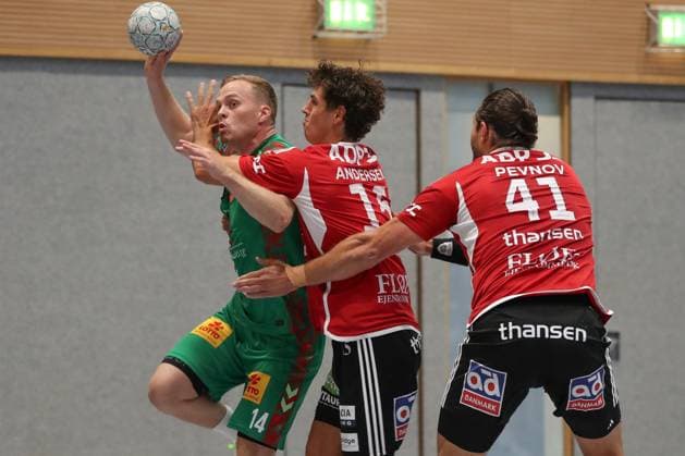 30.07.2025, xgox, Handball - Testspiel SC Magdeburg - Fredericia Handboldklub emspor, v.l. Omar Ingi Magnusson (Magdeburg, 14), Mad Kjeldgaard (Fredericia, 15) Zweikampf, Duell, Kampf, tackle Ilsenburg