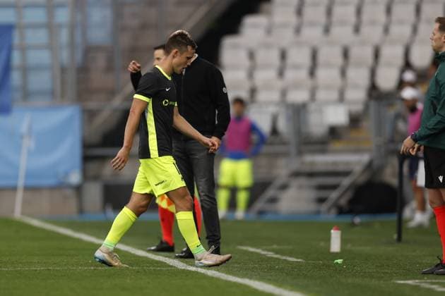 MALMÖ, SVERIGE 20250730 RFS JÄnis Ikaunieks lämnar planen efter att ha fatt rött kort under onsdagens fotbollsmatch, andra kvalomgangen till Champions League, mellan Sveriges Malmö FF och Lettlands RFS pa Eleda Stadion, Nya Malmö Stadion, i Malmö, Sverige, 30 juli 2025. MALMÖ SVERIGE x10600x