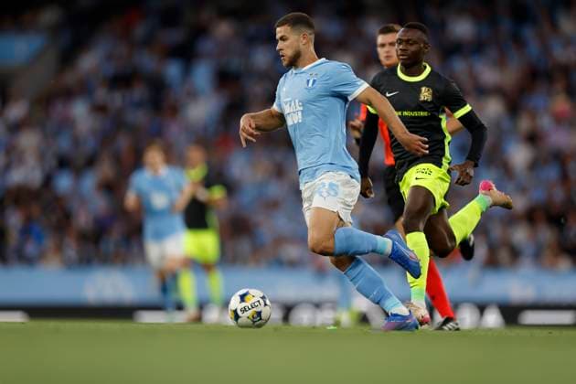 MALMÖ, SVERIGE 20250730 Malmös Gabriel Busanello mot RFS Barthelemy Diedhiou under onsdagens fotbollsmatch, andra kvalomgangen till Champions League, mellan Sveriges Malmö FF och Lettlands RFS pa Eleda Stadion, Nya Malmö Stadion, i Malmö, Sverige, 30 juli 2025. MALMÖ SVERIGE x10600x