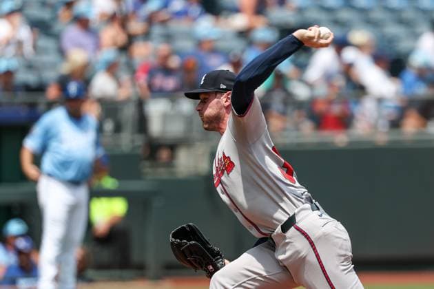 July 30, 2025: Atlanta Braves starting pitcher Joey Wentz (33) throws against the Kansas City Royals during the first inning at Kauffman Stadium in Kansas City, MO. CSM Kansas City United States of America - ZUMAc04_ 20250730_zma_c04_046 Copyright: xDavidxSmithx