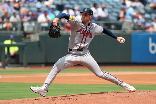July 30, 2025: Atlanta Braves starting pitcher Joey Wentz (33) throws against the Kansas City Royals during the first inning at Kauffman Stadium in Kansas City, MO. CSM Kansas City United States of America - ZUMAc04_ 20250730_zma_c04_048 Copyright: xDavidxSmithx