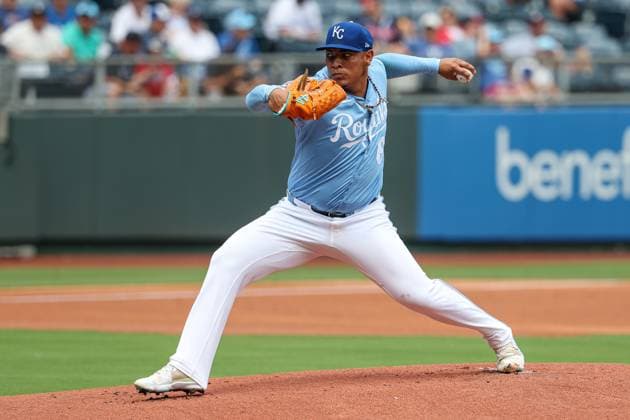 July 30, 2025: Kansas City Royals starting pitcher Angel Zerpa (61) throws against the Atlanta Braves during the first inning at Kauffman Stadium in Kansas City, MO. CSM Kansas City United States of America - ZUMAc04_ 20250730_zma_c04_053 Copyright: xDavidxSmithx