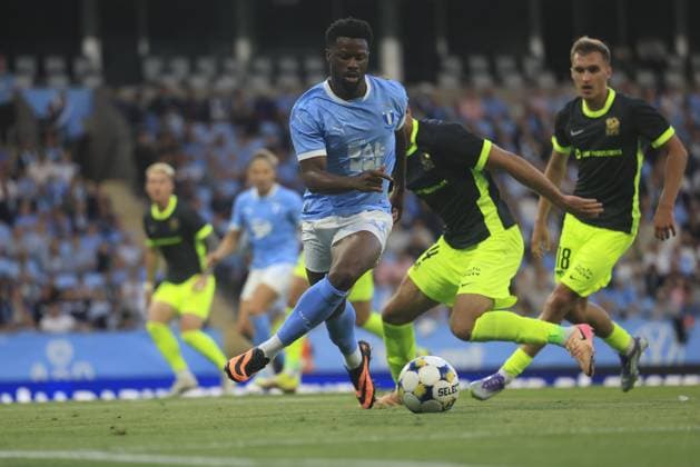 MALMÖ, SVERIGE 20250730 Malmös Emmanuel Ekong under onsdagens fotbollsmatch, andra kvalomgangen till Champions League, mellan Sveriges Malmö FF och Lettlands RFS pa Eleda Stadion, Nya Malmö Stadion, i Malmö, Sverige, 30 juli 2025. MALMÖ SVERIGE x10600x