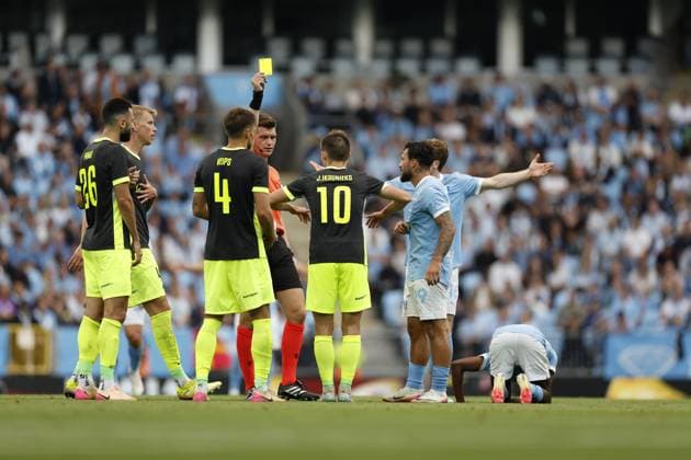 MALMÖ, SVERIGE 20250730 RFS JÄnis Ikaunieks far gult kort under onsdagens fotbollsmatch, andra kvalomgangen till Champions League, mellan Sveriges Malmö FF och Lettlands RFS pa Eleda Stadion, Nya Malmö Stadion, i Malmö, Sverige, 30 juli 2025. MALMÖ SVERIGE x10600x