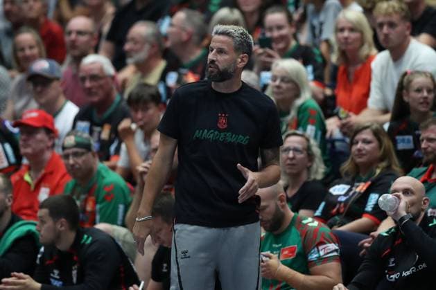 30.07.2025, xtgx, Handball, Testspiel, SC Magdeburg - Fredericia Handboldklub v.l. Bennet Wiegert (Magdeburg, Trainer) gibt Anweisungen, gestikuliert mit den Armen, gesticulate, gives instructions Ilsenburg