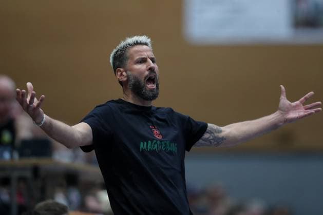 30.07.2025, xtgx, Handball, Testspiel, SC Magdeburg - Fredericia Handboldklub v.l. Bennet Wiegert (Magdeburg, Trainer) gibt Anweisungen, gestikuliert mit den Armen, gesticulate, gives instructions Ilsenburg