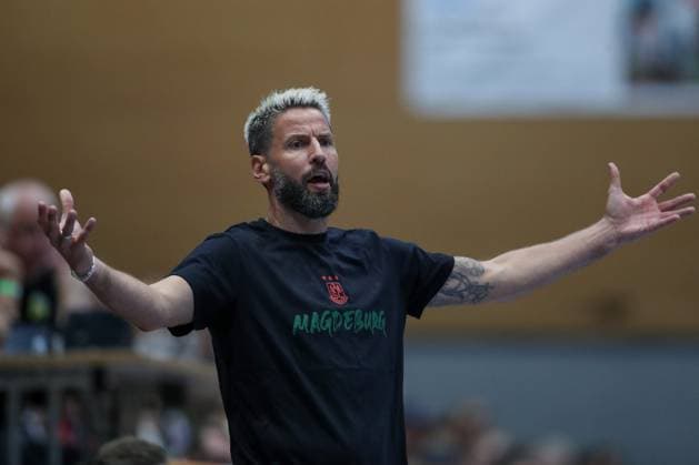 30.07.2025, xtgx, Handball, Testspiel, SC Magdeburg - Fredericia Handboldklub v.l. Bennet Wiegert (Magdeburg, Trainer) gibt Anweisungen, gestikuliert mit den Armen, gesticulate, gives instructions Ilsenburg