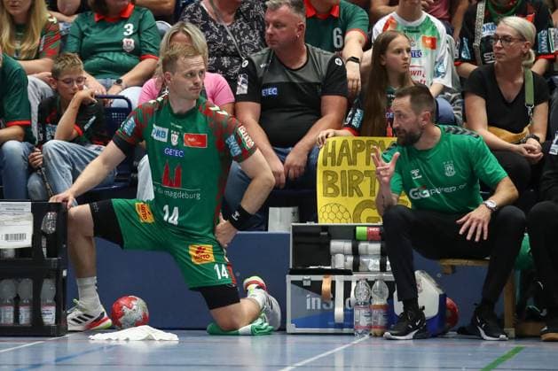 30.07.2025, xtgx, Handball, Testspiel, SC Magdeburg - Fredericia Handboldklub v.l. Omar Ingi Magnusson (Magdeburg, 14), Physiotherapeut Steffen Mantai Ilsenburg