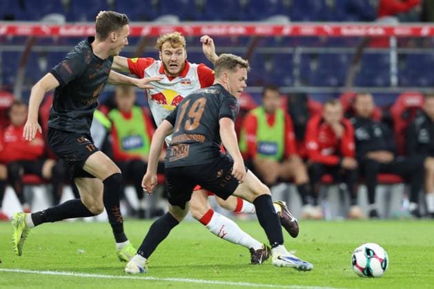 SOCCER - UEFA CL, RBS vs Brann SALZBURG,AUSTRIA,30.JUL.25 - SOCCER - UEFA Champions League, qualification, Red Bull Salzburg vs SK Brann Bergen. Image shows Yorbe Vertessen (RBS) and Eggert Aron Gudmundsson (Brann).  GEPAxpictures xMathiasxMandl