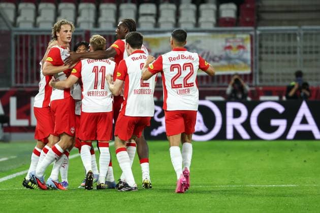 SOCCER - UEFA CL, RBS vs Brann SALZBURG,AUSTRIA,30.JUL.25 - SOCCER - UEFA Champions League, qualification, Red Bull Salzburg vs SK Brann Bergen. Image shows the rejoicing of scorer Maurits Kjaergaard (RBS) with his teammates.  GEPAxpictures xDavidxGeieregger