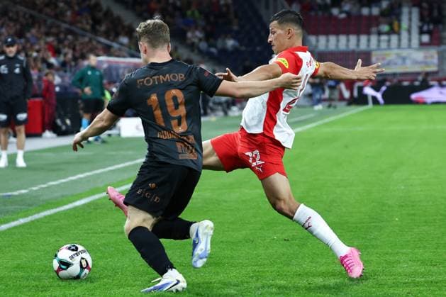 SOCCER - UEFA CL, RBS vs Brann SALZBURG,AUSTRIA,30.JUL.25 - SOCCER - UEFA Champions League, qualification, Red Bull Salzburg vs SK Brann Bergen. Image shows Eggert Aron Gudmundsson (Brann) and Stefan Lainer (RBS).  GEPAxpictures xDavidxGeieregger