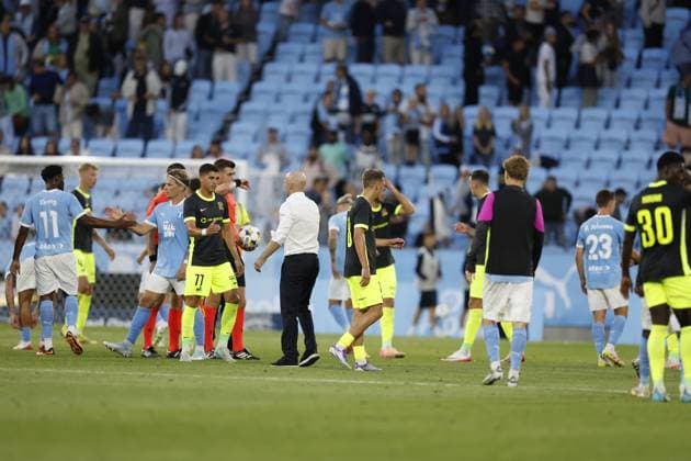 MALMÖ, SVERIGE 20250730 Spelarna lämnar planen efter onsdagens fotbollsmatch, andra kvalomgangen till Champions League, mellan Sveriges Malmö FF och Lettlands RFS pa Eleda Stadion, Nya Malmö Stadion, i Malmö, Sverige, 30 juli 2025. MALMÖ SVERIGE x10600x