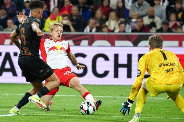 SOCCER - UEFA CL, RBS vs Brann SALZBURG,AUSTRIA,30.JUL.25 - SOCCER - UEFA Champions League, qualification, Red Bull Salzburg vs SK Brann Bergen. Image shows Frans Kraetzig (RBS) and Mathias Dyngeland (Brann).  GEPAxpictures xDavidxGeieregger