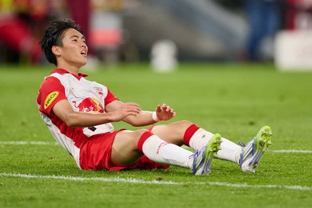 Salzburg, Österreich 30. Juli 2025: Champions League - Qualifikation - 2025 2026 - RB Salzburg vs. SK Brann Im Bild: Sota Kitano (RB) sitzt unzufrieden auf dem Spielfeld. Red Bull Arena Copyright: xFotostandx xWassmuthx