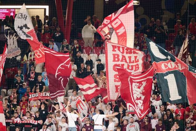 Salzburg, Österreich 30. Juli 2025: Champions League - Qualifikation - 2025 2026 - RB Salzburg vs. SK Brann Im Bild: Salzburg Fans schwenken Fanfahnen und Fansschals in der Fankurve. Red Bull Arena Copyright: xFotostandx xWassmuthx