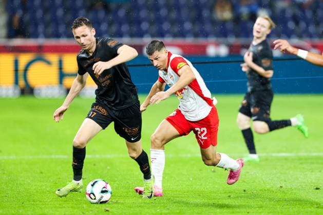 SOCCER - UEFA CL, RBS vs Brann SALZBURG,AUSTRIA,30.JUL.25 - SOCCER - UEFA Champions League, qualification, Red Bull Salzburg vs SK Brann Bergen. Image shows Joachim Soltvedt (Brann) and Stefan Lainer (RBS).  GEPAxpictures xMathiasxMandl