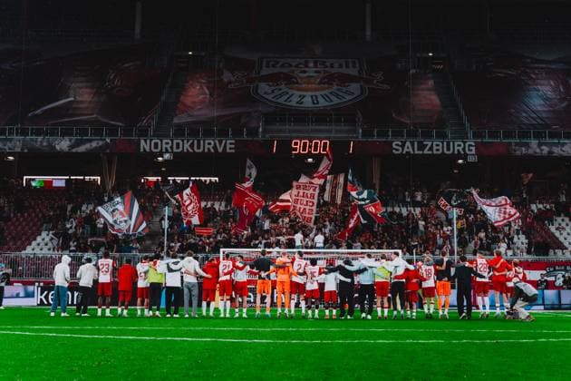 UEFA Champions League 2nd Qualifiying round : FC Red Bull Salzburg vs SK Brann SALZBURG, AUSTRIA - JULY 30: The team of FC Red Bull Salzburg with Fans after the UEFA Champions League 2nd qualifying round second leg match FC Red Bull Salzburg vs SK Brann on July 30, 2025 in Salzburg, Austria. Photo by Fabian Weirather - FC Red Bull Salzburg Copyright: xFabianxWeiratherx-xFCxRedxBullxSalzburgx FJW09801