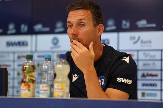 31.07.2025, xrekx, Fussball 2.Bundesliga, Karlsruher SC - Pressekonferenz v.l. Trainer: Christian Eichner (Karlsruher SC) (DFL DFB REGULATIONS PROHIBIT ANY USE OF PHOTOGRAPHS as IMAGE SEQUENCES and or QUASI-VIDEO) Karlsruhe
