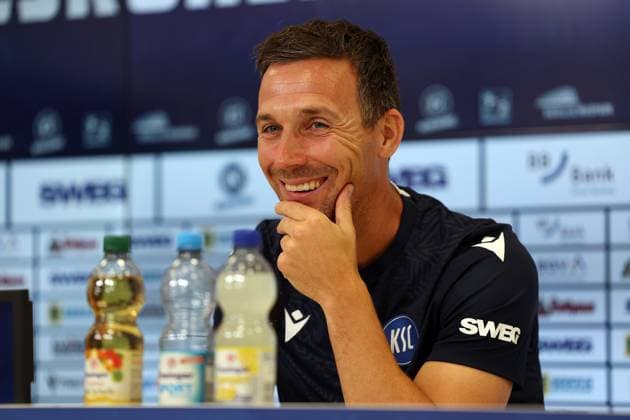 31.07.2025, xrekx, Fussball 2.Bundesliga, Karlsruher SC - Pressekonferenz v.l. Trainer: Christian Eichner (Karlsruher SC) (DFL DFB REGULATIONS PROHIBIT ANY USE OF PHOTOGRAPHS as IMAGE SEQUENCES and or QUASI-VIDEO) Karlsruhe