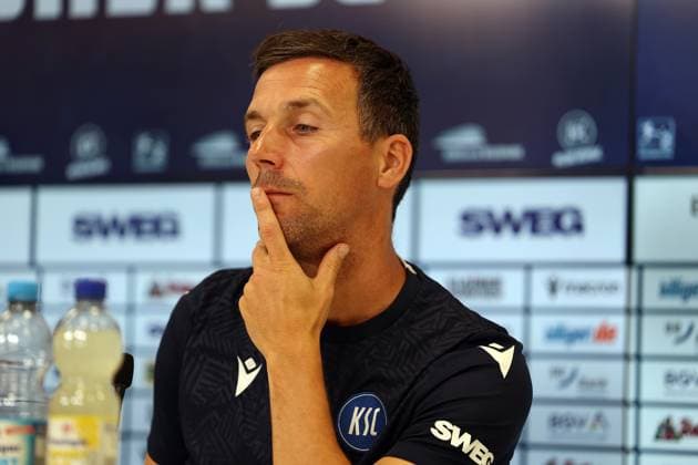 31.07.2025, xrekx, Fussball 2.Bundesliga, Karlsruher SC - Pressekonferenz v.l. Trainer: Christian Eichner (Karlsruher SC) (DFL DFB REGULATIONS PROHIBIT ANY USE OF PHOTOGRAPHS as IMAGE SEQUENCES and or QUASI-VIDEO) Karlsruhe