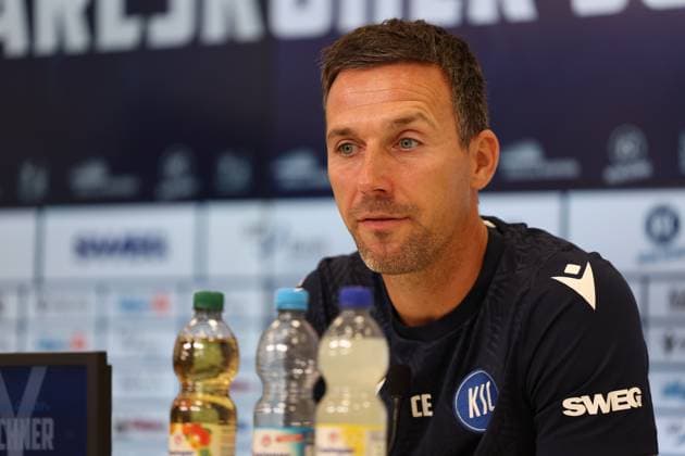 31.07.2025, xrekx, Fussball 2.Bundesliga, Karlsruher SC - Pressekonferenz v.l. Trainer: Christian Eichner (Karlsruher SC) (DFL DFB REGULATIONS PROHIBIT ANY USE OF PHOTOGRAPHS as IMAGE SEQUENCES and or QUASI-VIDEO) Karlsruhe