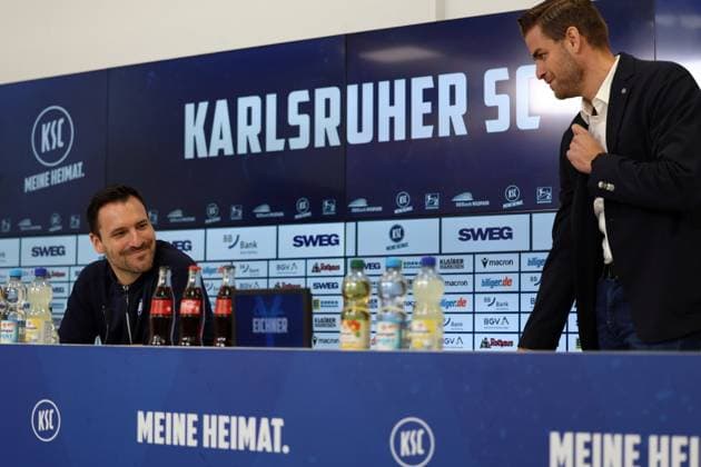 31.07.2025, xrekx, Fussball 2.Bundesliga, Karlsruher SC - Pressekonferenz v.l. Mario Eggimann Geschäftsführer Geschaeftsfuehrer (Karlsruher SC) Michael Becker Geschäftsführer Geschaeftsfuehrer (Karlsruher SC) (DFL DFB REGULATIONS PROHIBIT ANY USE OF PHOTOGRAPHS as IMAGE SEQUENCES and or QUASI-VIDEO) Karlsruhe