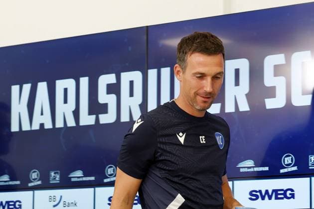 31.07.2025, xrekx, Fussball 2.Bundesliga, Karlsruher SC - Pressekonferenz v.l. Trainer: Christian Eichner (Karlsruher SC) (DFL DFB REGULATIONS PROHIBIT ANY USE OF PHOTOGRAPHS as IMAGE SEQUENCES and or QUASI-VIDEO) Karlsruhe